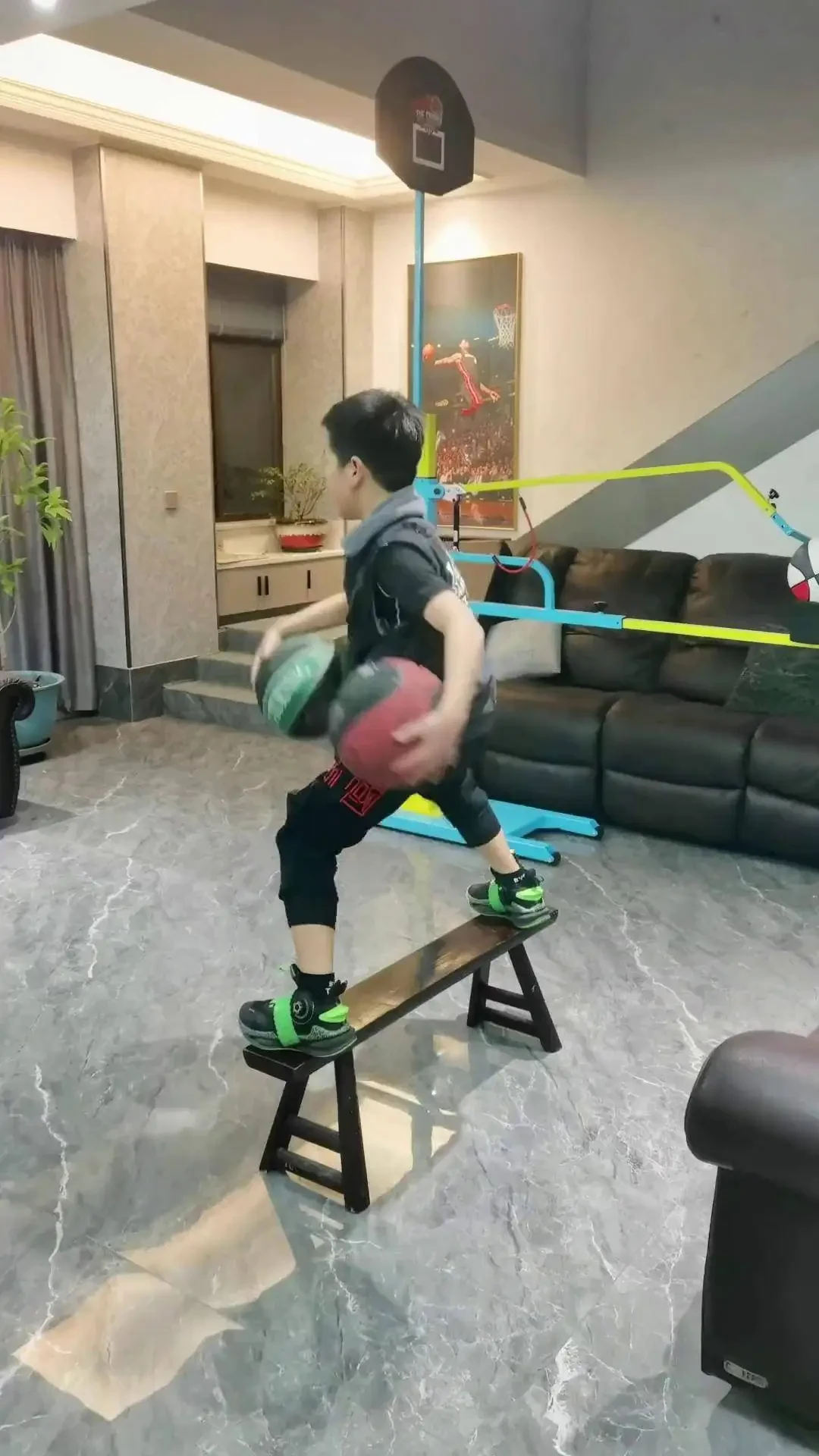 老年人如何安全地进行篮球接球训练?_1